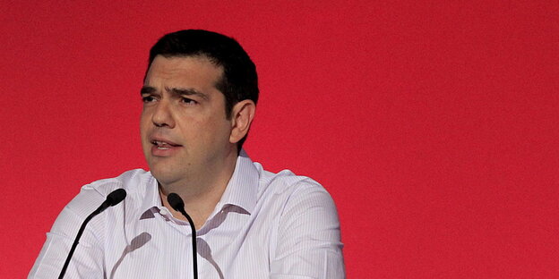 Alexis Tsipras vor rotem Hintergrund Alexis Tsipras vor rotem Hintergrund