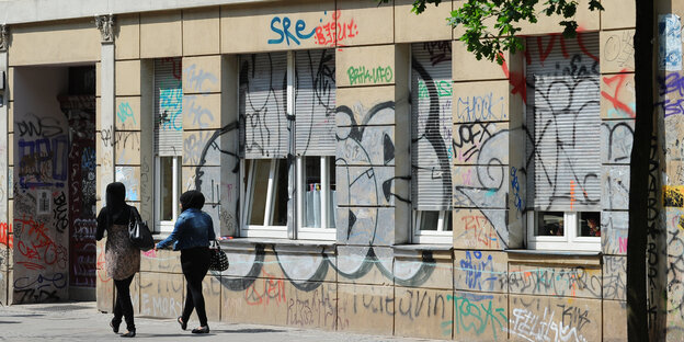 Zwei Frauen in der Falckensteinstraße Zwei Frauen in der Falckensteinstraße
