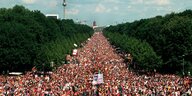 Menschenmengen pvon oben an der Berliner Siegessäule