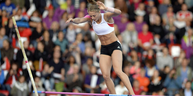 Kira Grünberg beim Stabhochsprung Kira Grünberg beim Stabhochsprung