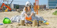 Eine Frau sitzt im Sand