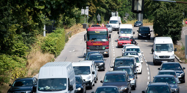 Straße mit vielen Autos im Stau