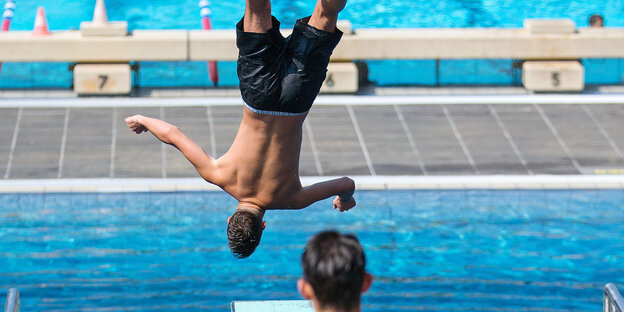 Jungs im Schwimmbad Jungs im Schwimmbad