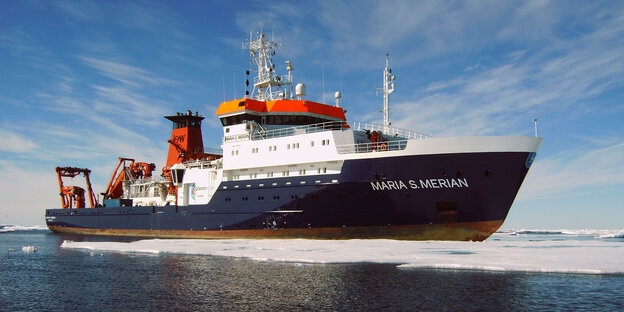 Das Forschungsschiff „Maria S. Merian“ zwischen Eisschollen