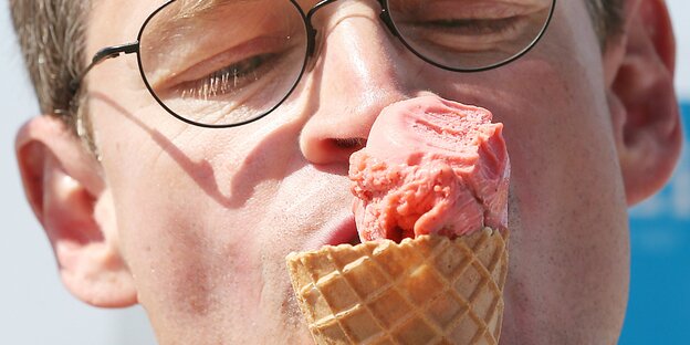 Ein Mann schleckt ein Eis Ein Mann schleckt ein Eis