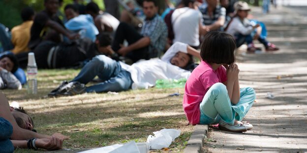 Flüchtlinge warten vor der Erstaufnahmestelle in Berlin. Flüchtlinge warten vor der Erstaufnahmestelle in Berlin.