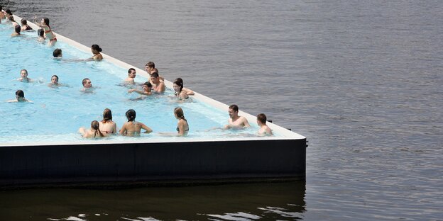 Besucher im Badeschiff Besucher im Badeschiff