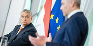 Viktor Orbán beobachtet Karl Nehammer beim Sprechen