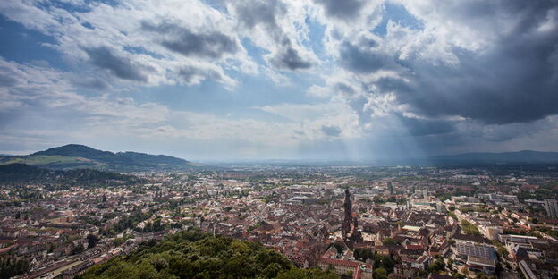 Freiburg von oben mit dunklen Wolken Freiburg von oben mit dunklen Wolken