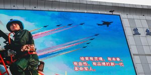 Eine Werbetafel der chinesischen Armee an einer Hauswand in Peking