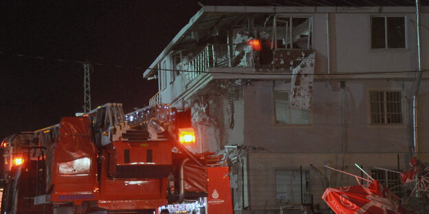 Ein beschädigtes Haus, davor ein Löschzug der Feuerwehr. Ein beschädigtes Haus, davor ein Löschzug der Feuerwehr.