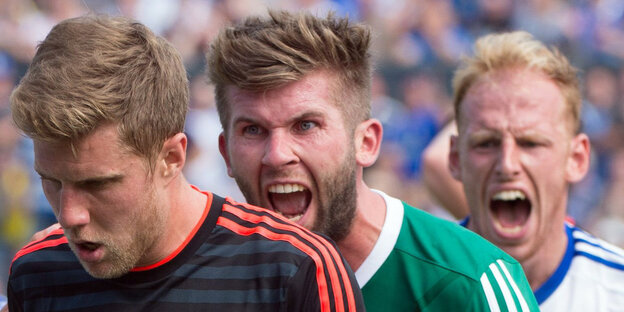 Hamburgs Sven Shipplock, Jenas Torwart Raphael Koczor und Jenas Justin Gerlach laufen hintereinander und schreien Hamburgs Sven Shipplock, Jenas Torwart Raphael Koczor und Jenas Justin Gerlach laufen hintereinander und schreien