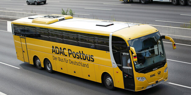 Ein ADAC-Postbus auf einer Autobahn. Ein ADAC-Postbus auf einer Autobahn.