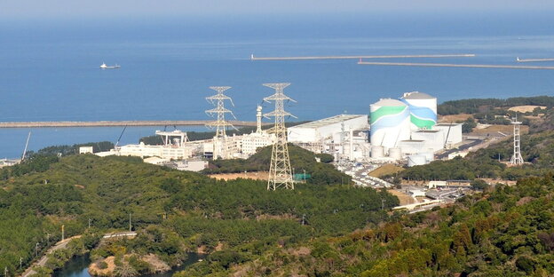 Das japanische Atomkraftwerk Sendai soll wieder angefahren werden. Das japanische Atomkraftwerk Sendai soll wieder angefahren werden.