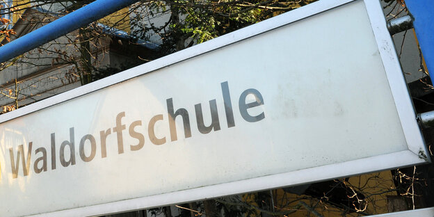 Schild mit der Aufschrift Waldorfschule