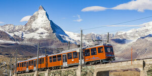 Eine Bergbahn, dahinter das Matterhorn