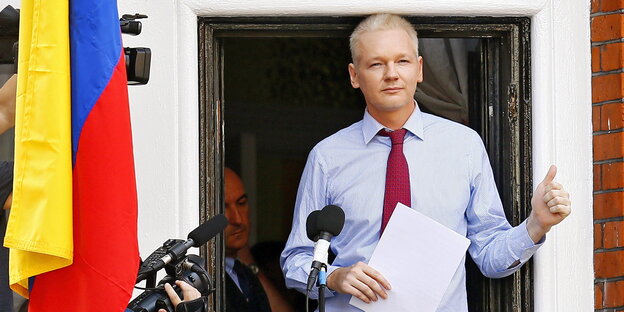 Julian Assange steht in einer offenen Tür Julian Assange steht in einer offenen Tür