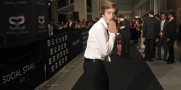 PewDiePie auf dem roten Teppich, hält sich scherzhaft die Hand vor den Mund PewDiePie auf dem roten Teppich, hält sich scherzhaft die Hand vor den Mund
