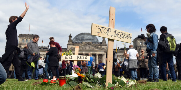 Vor dem Reichstagsgebäude wurden Gräber ausgehoben.