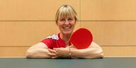 Eine Frau an einer Tischntennisplatte lacht in die Kamera: Silke Kind tritt im Oktober bei der Parkinson World Table Tennis Championship im kroatischen Pula an