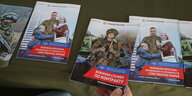 Werbebroschüren der Russischen Armee zur Rekrutierung von jungen Soldaten