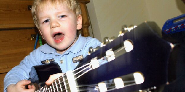 Ein kleines Kinde mit Gitarre Ein kleines Kinde mit Gitarre