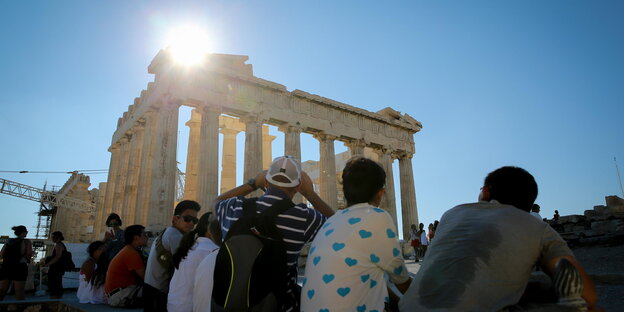 Touristen vor der Akropolis in Athen