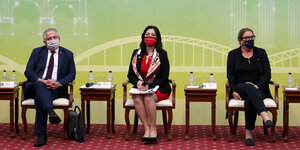 Klaus-Peter Willsch und Katrin Budde sitzen auf kleinen Stühlen, neben kleinen Tischchen mit Getränken, in ihrer Mitte die Sprecherin des taiwanesischen Aussenministeriums