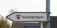 Ein Hinweisschild mit der Aufschrift «Krankenhaus» weist an einer Straße den Weg zum Klinikum Itzehoe.