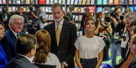 Das spanische Königspaar steht neben Frank Walter Steinmeier und vor einer Bücherwand mit vielen Kameraleuten