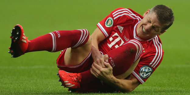 Bastian Schweinsteiger krümmt sich am Boden Bastian Schweinsteiger krümmt sich am Boden