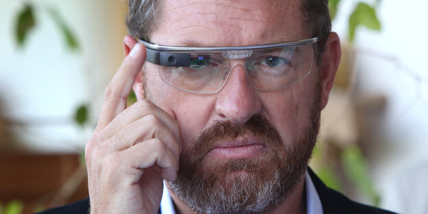 Das Gesicht von Kai Diekmann. Er trägt eine von diesen Digitalbrillen. Das Gesicht von Kai Diekmann. Er trägt eine von diesen Digitalbrillen.