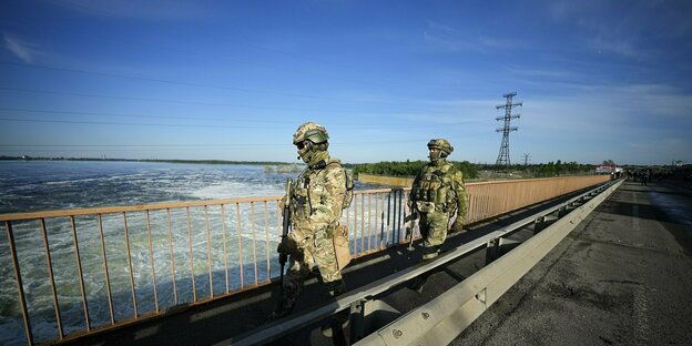 Zwei Soldaten auf einem Staudamm