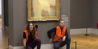 Klimaaktivisten der Klimaschutz-Protestgruppe «Letzte Generation», nachdem sie das Gemälde «Getreideschober» (1890) von Claude Monet im Potsdamer Museum Barberini mit Kartoffelbrei beworfen haben