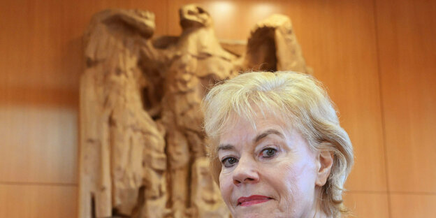 Erika Steinbach vor einer Adlerfigur im Bundesverfassungsgericht