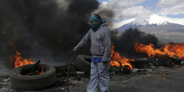 Straßenblockade in Ecuador, im Hindergrund der Cotopaxi