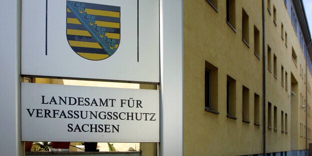 Hinweisschild für das Landesamt für Verfassungsschutz in Dresden. Hinweisschild für das Landesamt für Verfassungsschutz in Dresden.