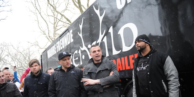 Philipp Burger und andere vor Frei.Wild-Plakat Philipp Burger und andere vor Frei.Wild-Plakat