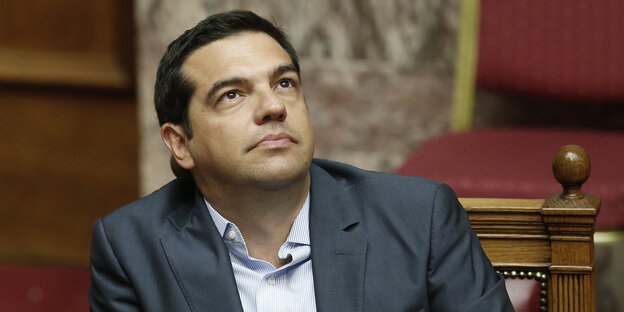 Alexis Tsipras guckt nach oben. Alexis Tsipras guckt nach oben.