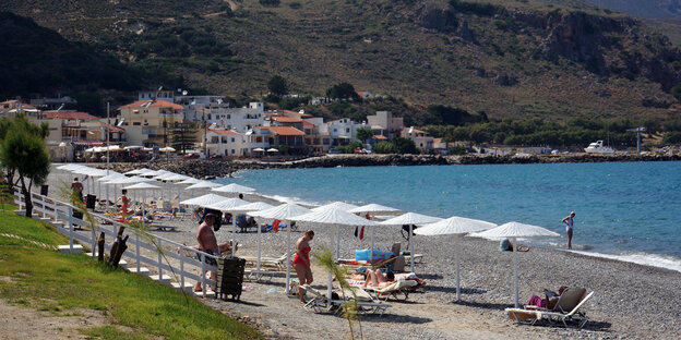 Urlauber am Strand von Kreta Urlauber am Strand von Kreta