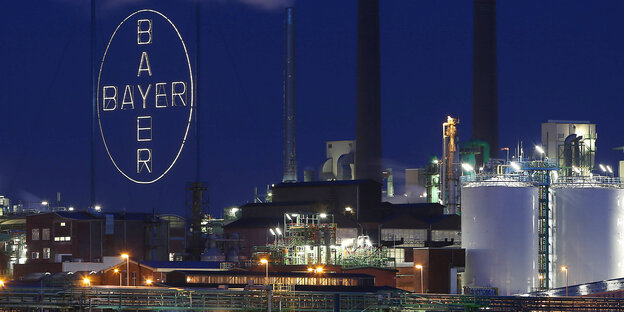 Bayer-Werk in Leverkusen bei Nacht. Bayer-Werk in Leverkusen bei Nacht.