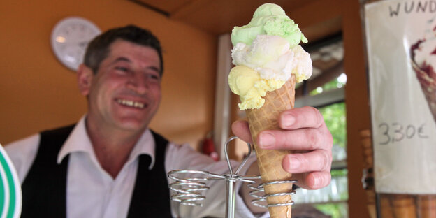 Ein Eisverkäufer bei der Arbeit.