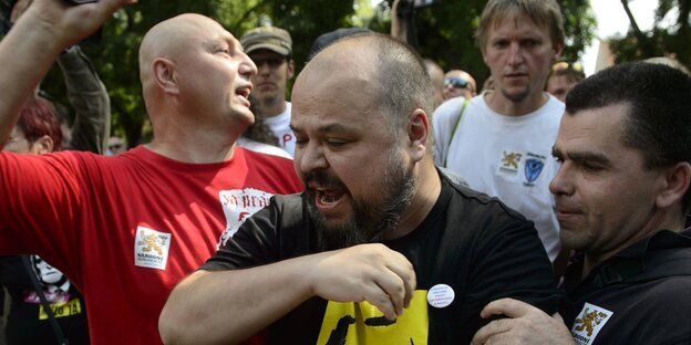 Menschen skandieren auf einer Demonstration Menschen skandieren auf einer Demonstration