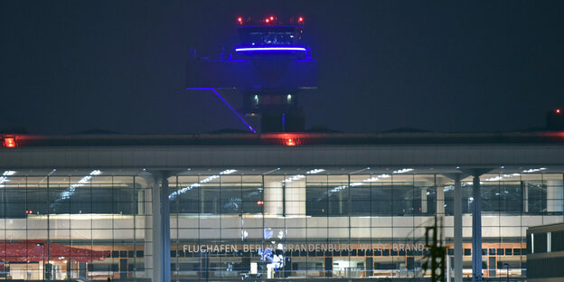 Der beleuchtete Flughafen BER Der beleuchtete Flughafen BER