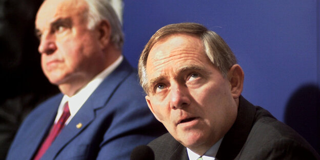Helmut Kohl und Wolfgang Schäuble sitzen nebeneinander Helmut Kohl und Wolfgang Schäuble sitzen nebeneinander