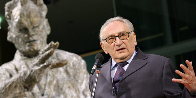 Egon Bahr steht neben einer Statue von Willy Brandt. Egon Bahr steht neben einer Statue von Willy Brandt.