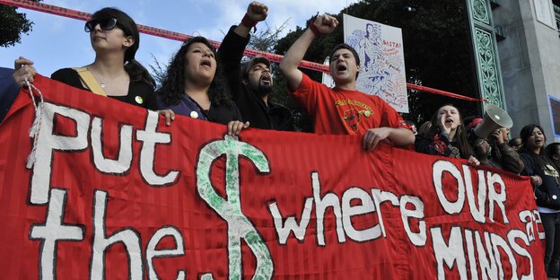 Amerikanische Studenten protestieren gegen Bildungskürzungen Amerikanische Studenten protestieren gegen Bildungskürzungen