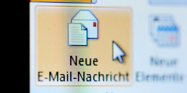 Ein Mauszeiger zeigt auf ein E-Mail-Icon Ein Mauszeiger zeigt auf ein E-Mail-Icon