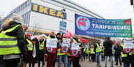 Streikende vor der Hamburger Ikea-Filliale