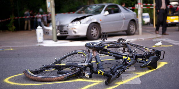 ein kaputtes Fahrrad nach einem Unfall ein kaputtes Fahrrad nach einem Unfall